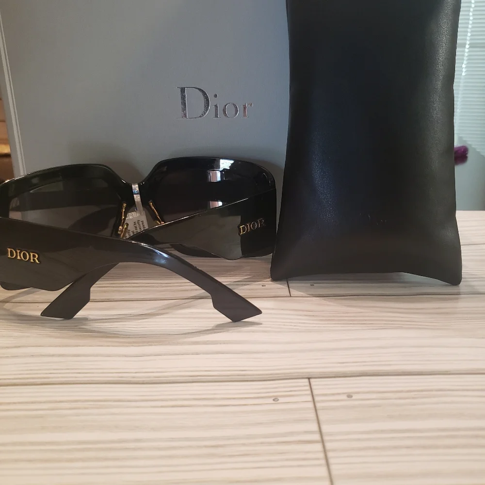 DIOR Sol Light 2 Oversized Celebrity Sunglasses - Picture 14 of 14